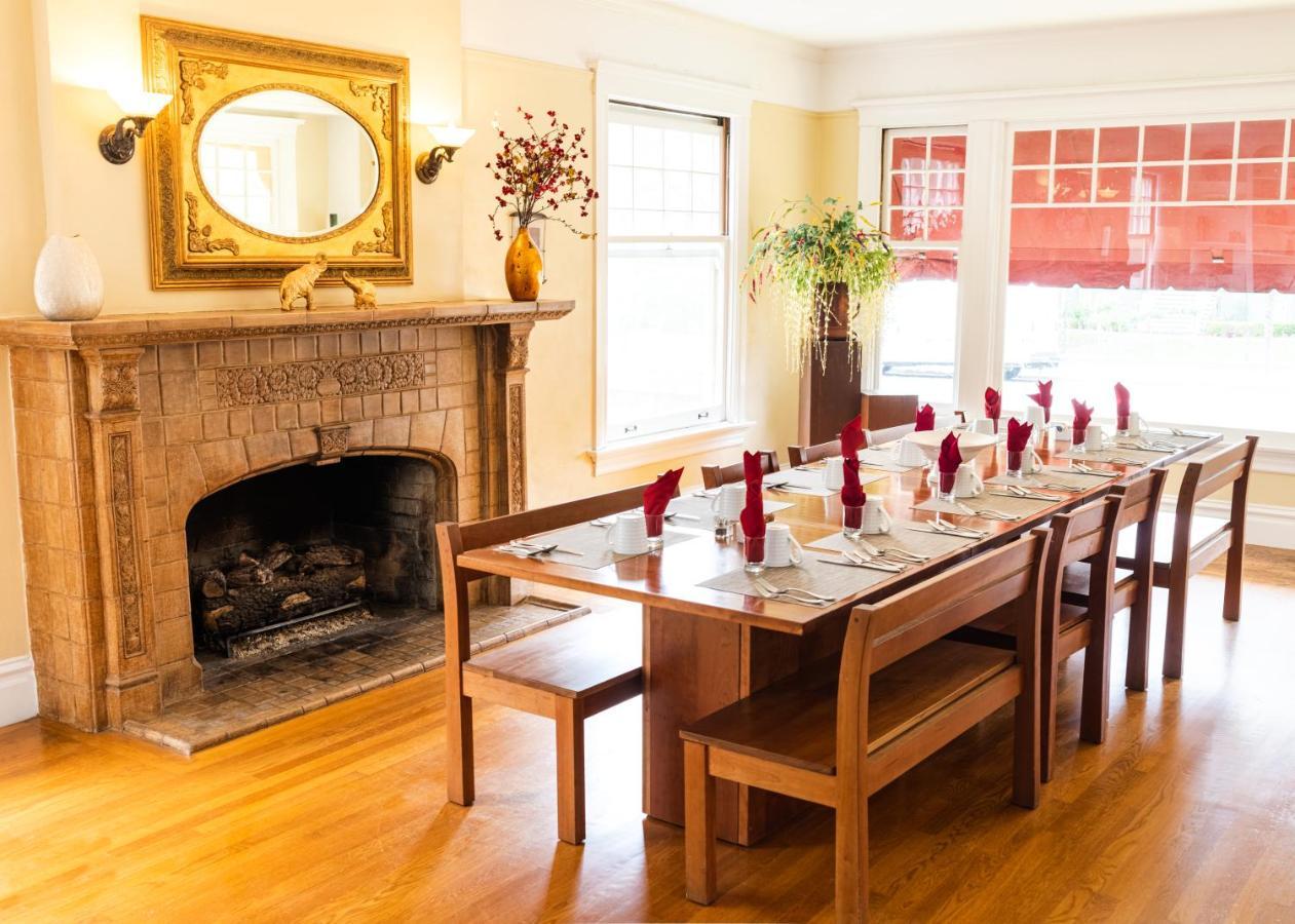 Bed & Breakfast The On First 2*