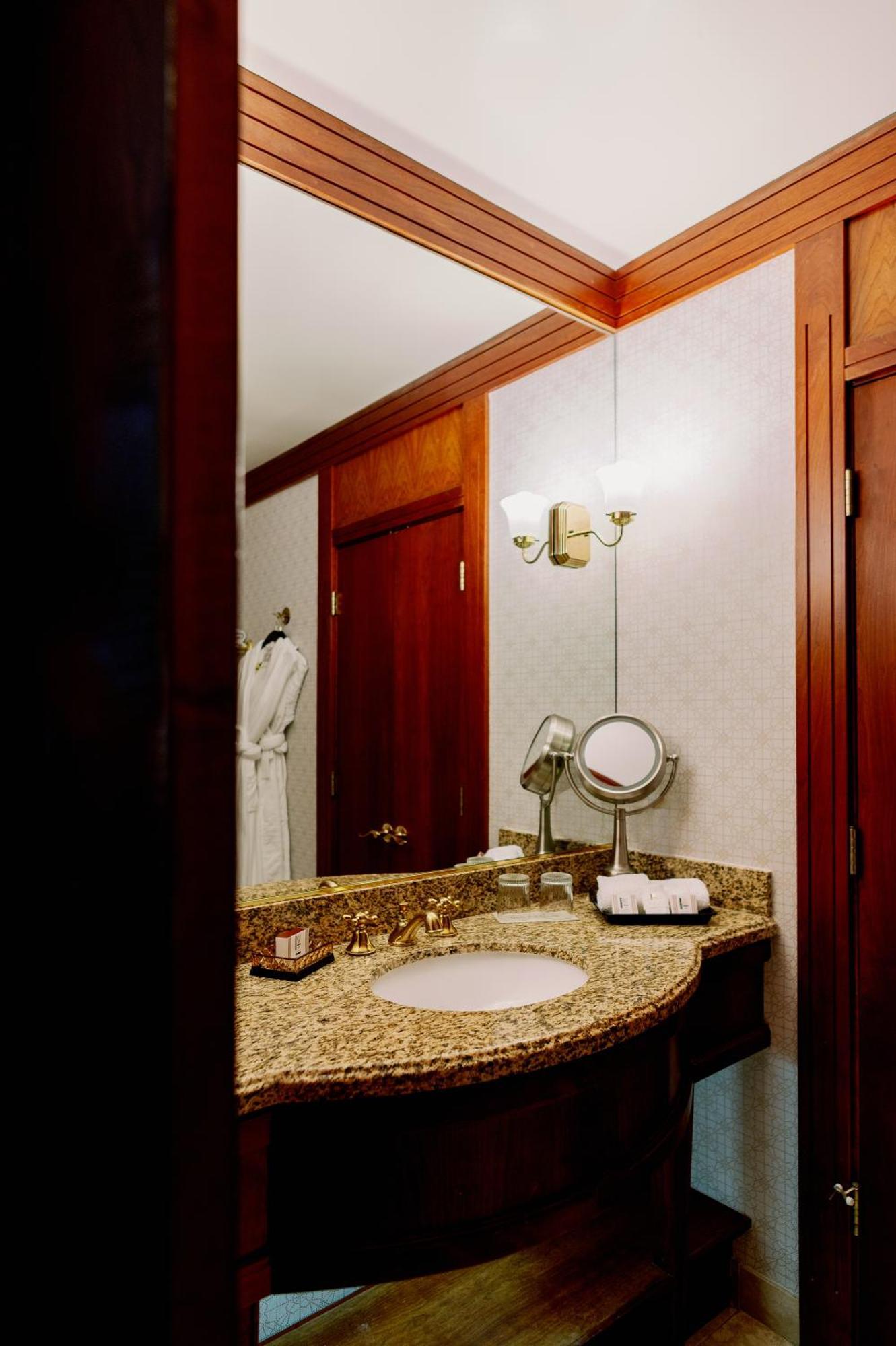 Hotel River 4*