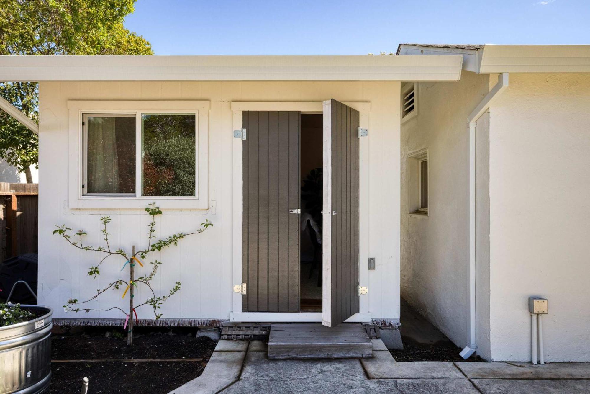 Stylish With Serene Private Yard *