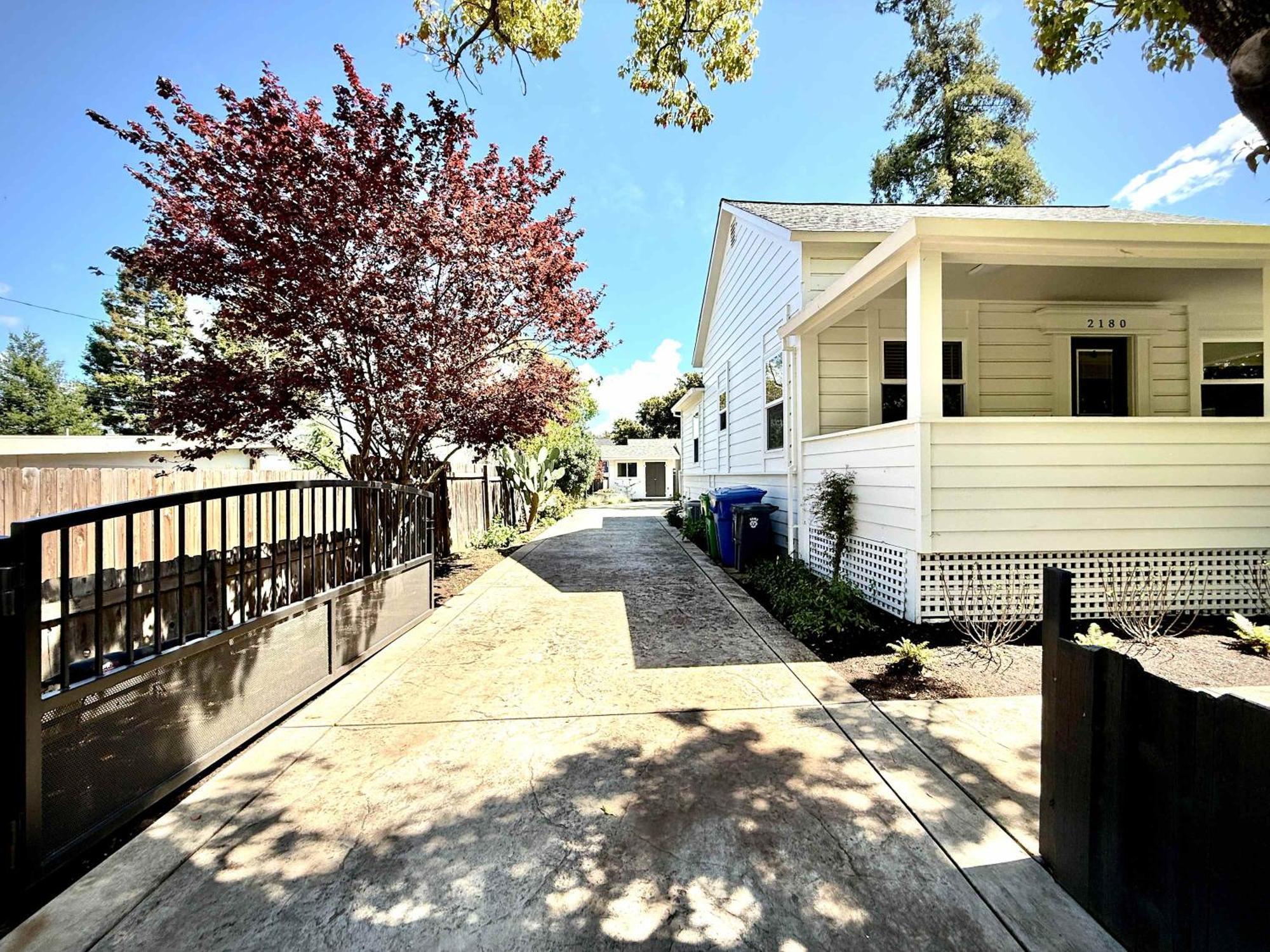 Stylish With Serene Private Yard Holiday home *
