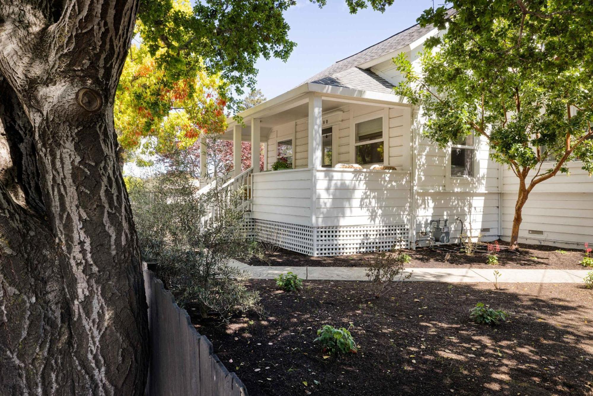 Stylish With Serene Private Yard