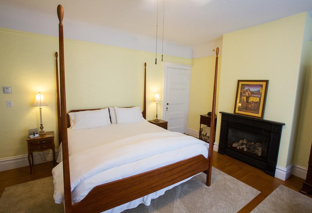 Bed & Breakfast The On First