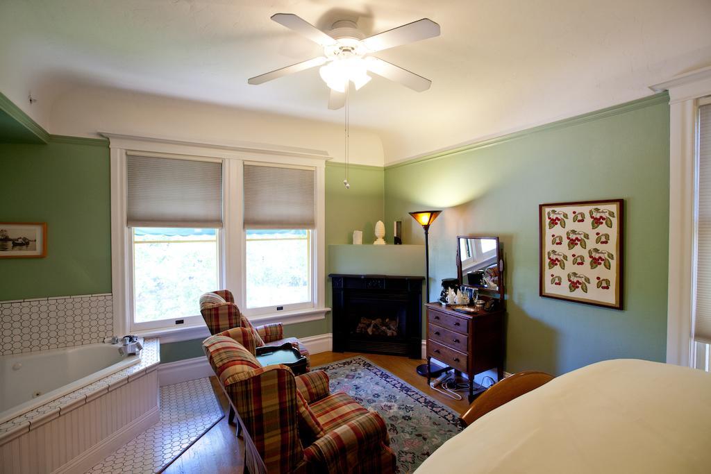 Bed & Breakfast The On First