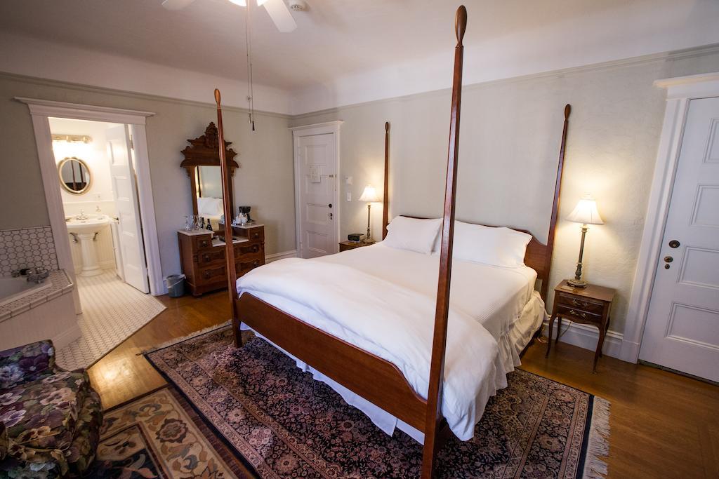 Bed & Breakfast The On First